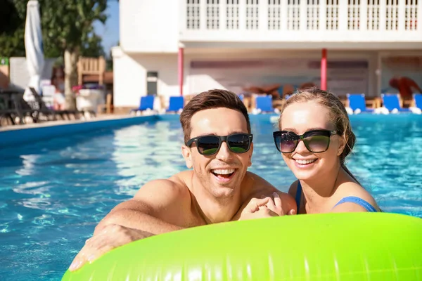 Happy young couple in swimming pool — Stock Photo, Image