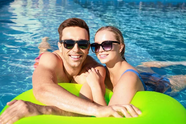 Feliz jovem casal na piscina — Fotografia de Stock