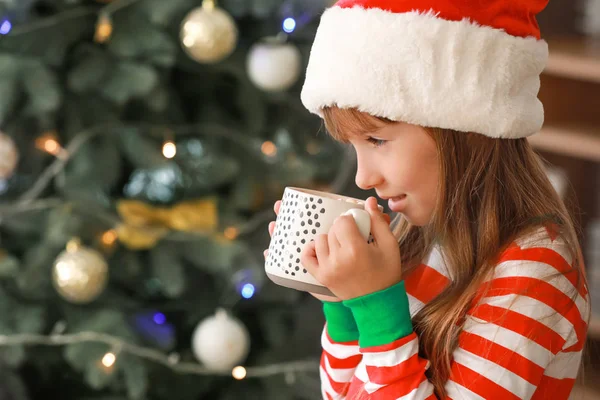 Niña bebiendo chocolate caliente en casa en Nochebuena — Foto de Stock