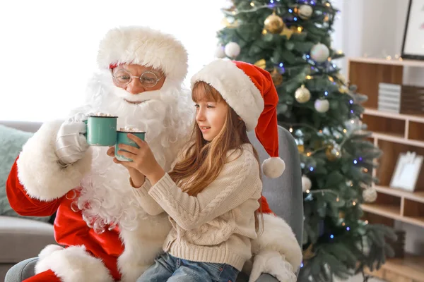 Santa Claus and little girl drinking hot chocolate on Christmas eve — Stock Photo, Image