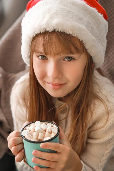 Menina bebendo chocolate quente em casa na véspera de Natal — Fotografia de Stock