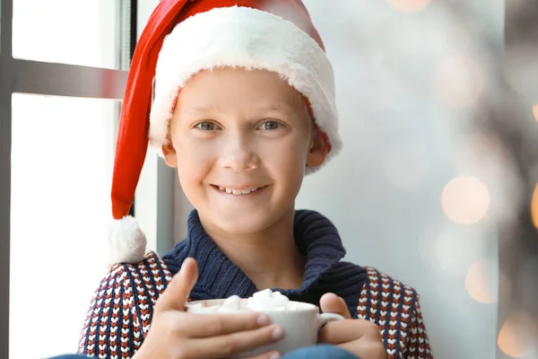Petit garçon buvant du chocolat chaud à la maison la veille de Noël — Photo
