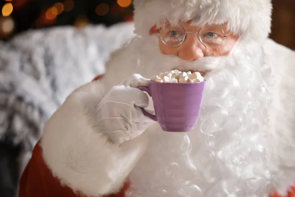 Święty Mikołaj picie gorącej czekolady w Wigilię — Zdjęcie stockowe