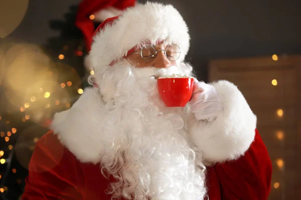 Санта Клаус пьет горячий шоколад в канун Рождества — стоковое фото
