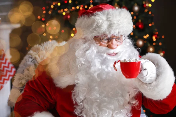 Santa Claus drinken warme chocolademelk op kerstavond — Stockfoto