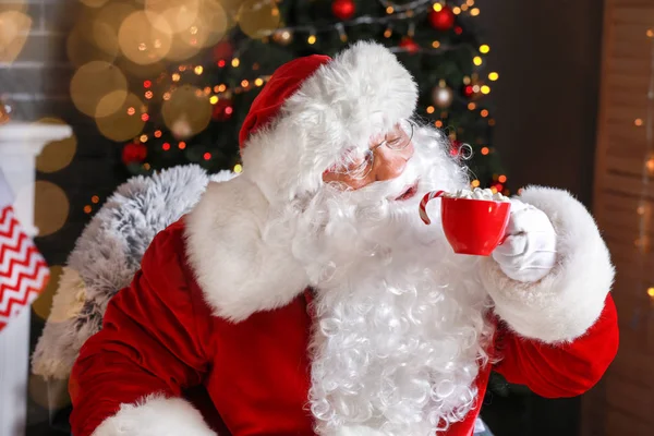 Père Noël boire du chocolat chaud la veille de Noël — Photo