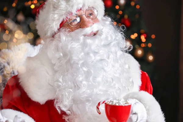 Santa Claus bebiendo chocolate caliente en Nochebuena —  Fotos de Stock