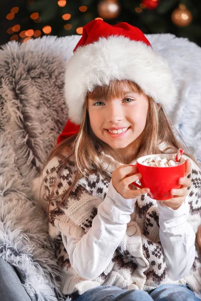 Petite fille buvant du chocolat chaud à la maison la veille de Noël — Photo