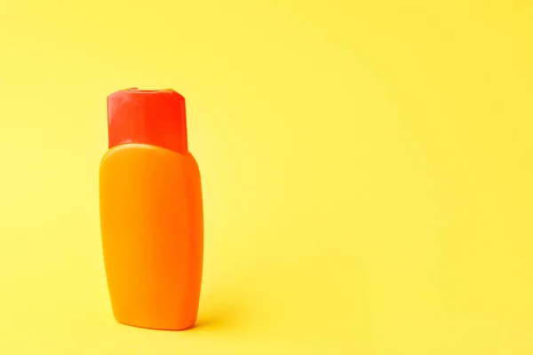 Бутылка крема для защиты от солнца на цветном фоне — стоковое фото