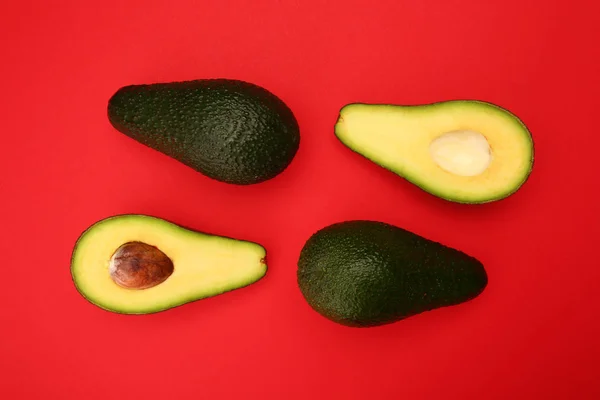 Smakelijke rijpe avocado's op kleur achtergrond — Stockfoto