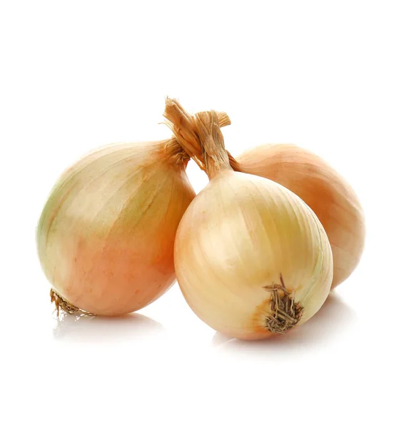 Frische rohe Zwiebeln auf weißem Hintergrund — Stockfoto