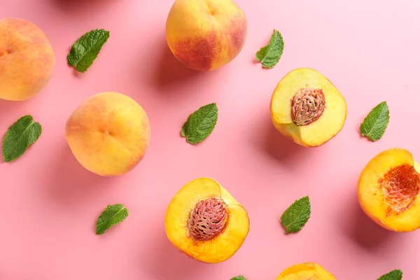 Ripe peaches on color background — Stock Photo, Image