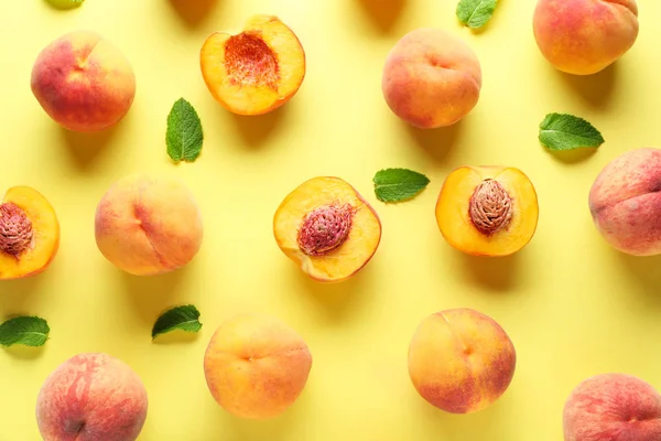 Many ripe peaches on color background — Stock Photo, Image