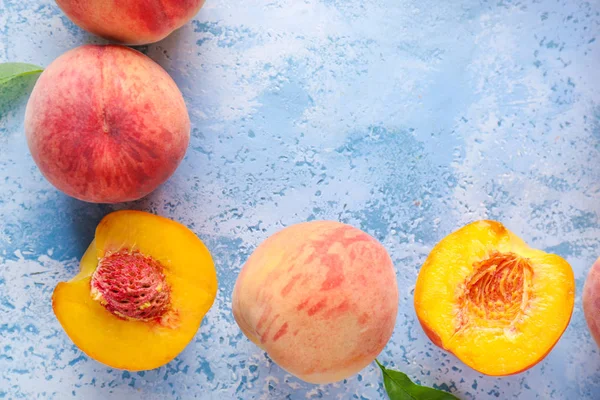 Зрізати персики на кольоровому фоні — стокове фото