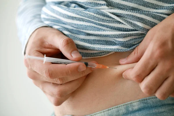 糖尿病の男性自身に自宅でインスリン注射を与えるクローズ アップ — ストック写真