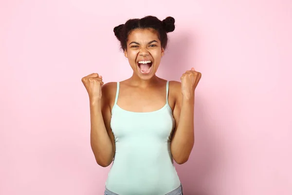 Gelukkig jonge Afro-Amerikaanse vrouw op kleur achtergrond — Stockfoto