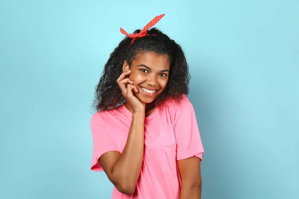 Glücklich junge afrikanisch-amerikanische Frau auf farbigem Hintergrund — Stockfoto