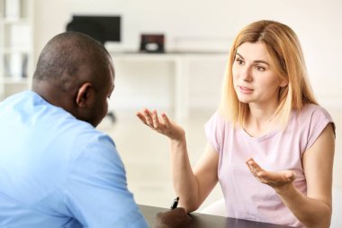 Klinikte ameliyat öncesi plastik cerrah ile kadın toplantısı