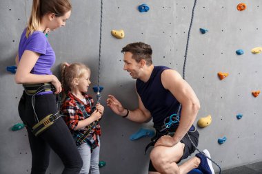 Spor salonu tırmanma ebeveynler ile küçük kız