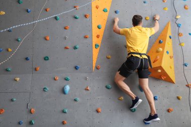 Genç adam duvar içinde jimnastik salonu