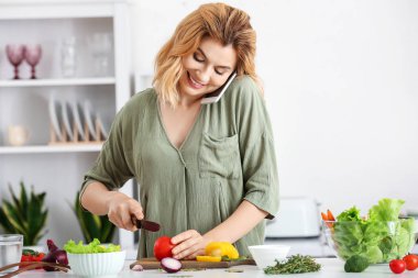 Kadın mutfakta sağlıklı sebze salatası yapma