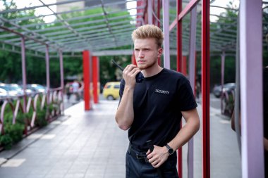 Yakışıklı erkek güvenlik görevlisi açık havada