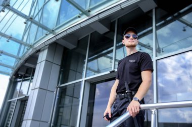 Yakışıklı erkek güvenlik görevlisi açık havada