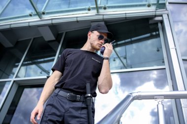 Yakışıklı erkek güvenlik görevlisi açık havada