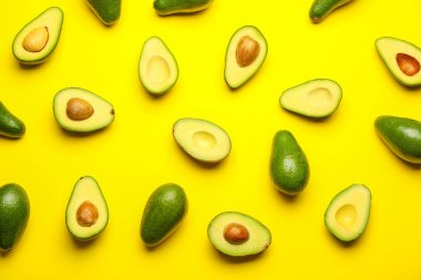 Renkli arka planda taze avokado