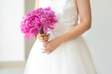 Güzel şakayık buketi ile genç gelin kapalı