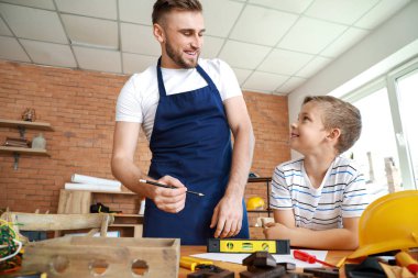 Babamın küçük oğlunu evde araçlarla idare etmesini öğreterek