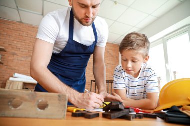 Babamın küçük oğlunu evde araçlarla idare etmesini öğreterek