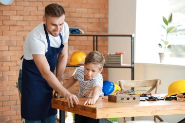 Babamın küçük oğlunu evde araçlarla idare etmesini öğreterek