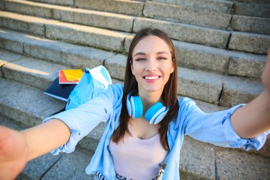 Güzel kadın öğrenci alma selfie açık havada