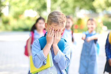 Saldırgan okul arkadaşları ile zorbalık küçük çocuk açık havada