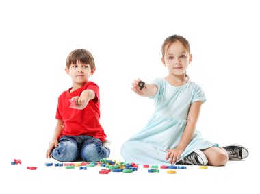 Beyaz arka plan üzerinde harfler ile sevimli küçük çocuklar