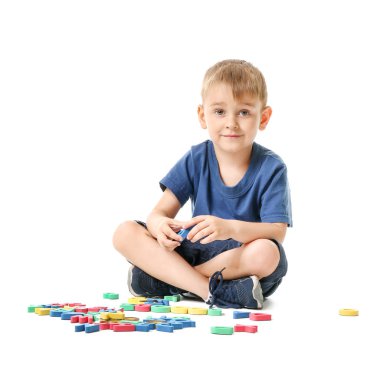 Beyaz arka plan üzerinde harfler ile sevimli küçük çocuk