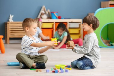 Anaokulu oynarken sevimli küçük çocuklar