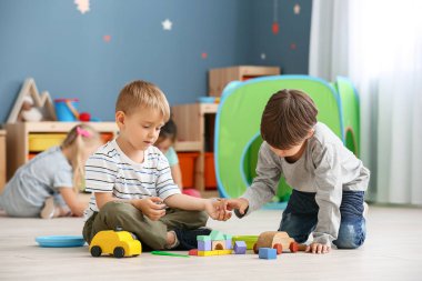 Anaokulu oynarken sevimli küçük çocuklar