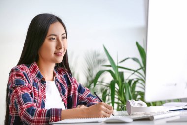 Genç Asyalı öğrenci üniversitede sınava hazırlanıyor