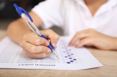 Sınıfta okul sınavını geçen öğrenci, yakın çekim