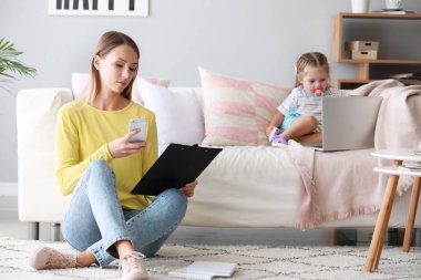 Evde kızı ile çalışan anne