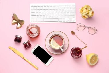 Cep telefonu, ürünler ve renkli arka planda çay fincan ı ile bilgisayar klavyesi
