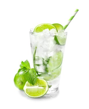 Beyaz arka planda bir bardak taze mojito.