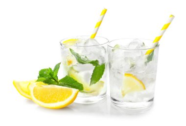 Beyaz arka plan üzerinde taze mojito Bardaklar