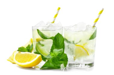 Beyaz arka plan üzerinde taze mojito Bardaklar
