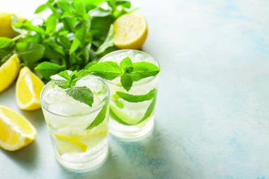 Masada bir bardak taze mojito.