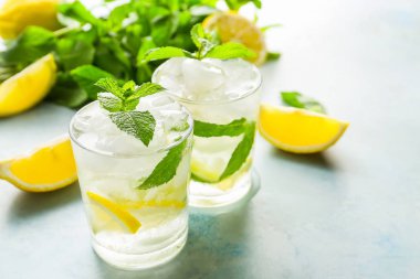 Masada bir bardak taze mojito.