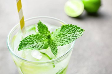 Masada bir bardak taze mojito, yakın plan.