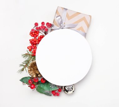 Beyaz arka planda boş Noel tebrik kartı